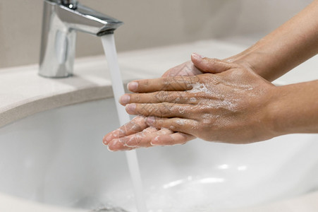 健康洗手的人特写高分辨率照片洗手的人特写高质量的照片降低液体图片