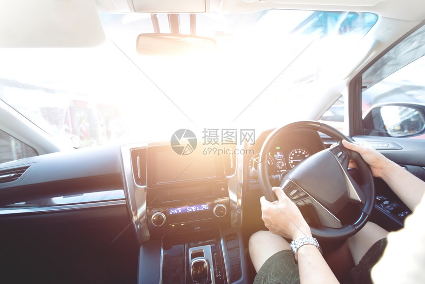 手圆形的小时驾车在SunlightShine到车上的路行驶或未安装汽车胶片图片