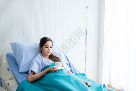 躺在床上休息的女病人图片