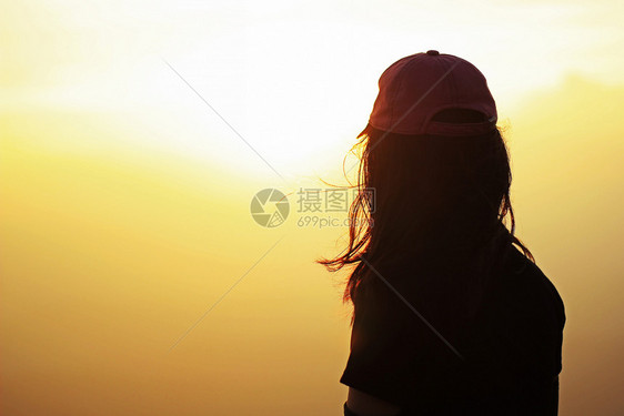 阳光安宁美丽的女人站着看日落图片