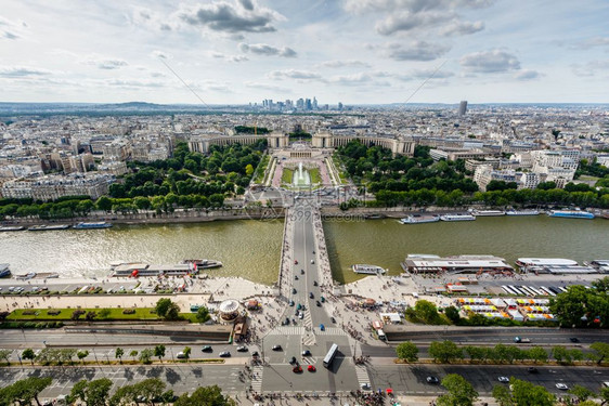 蓝色的埃菲尔蓬Eiffel铁塔的塞纳河和特罗卡德空中观察法国巴黎图片