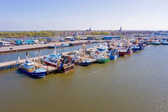 蓝色的镇来自荷兰哈林根渔港的空中航公司从荷兰哈林根桅杆图片