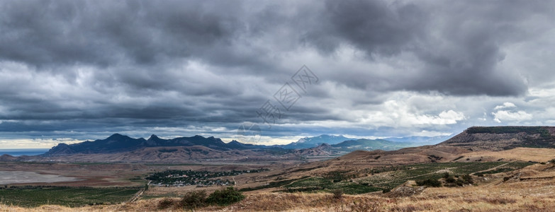 暴云在山丘背景的风暴云中飘动全景Panorama黄色的地形户外图片