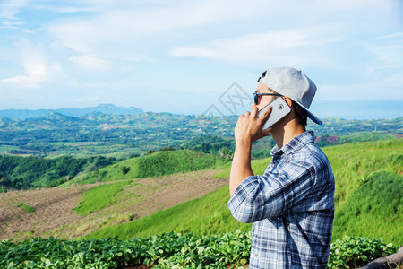 科在山上使用智能手机的人短信讲话图片