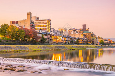 城市景观日本京都吉永黄昏时的老房子餐馆和Kamo河村庄旅游图片