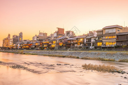 日本京都吉永黄昏时的老房子餐馆和Kamo河城市的老自然图片