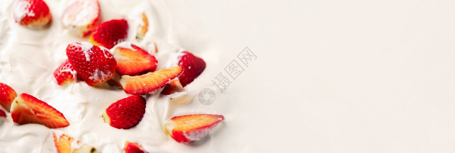 酸奶油中的草莓带有文字空间的全景模型自然多汁的小样图片