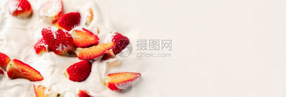 酸奶油中的草莓带有文字空间的全景模型自然多汁的小样图片
