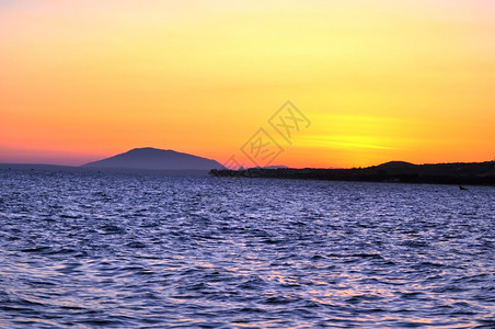 黎明夏天橙日出时海岸的风景图片