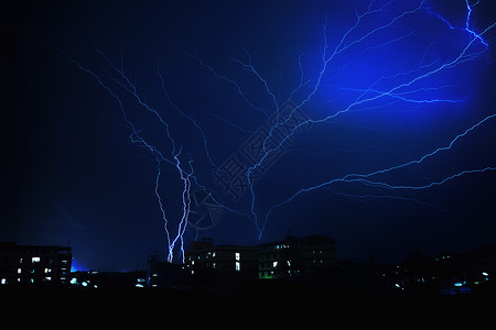 早晨蓝色的雨季雷暴风景观图片