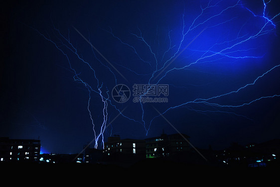 早晨蓝色的雨季雷暴风景观图片