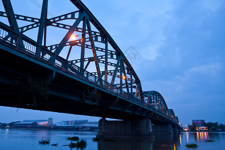 户外汽车泰国曼谷的桥夜间交通灯泰国曼谷场景图片
