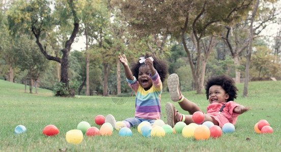 女孩们跳跃一名非洲女孩和男的班纳在后院玩耍女图片