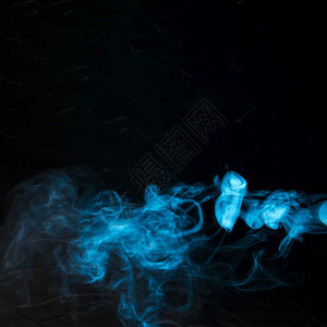 家庭蓝色烟雾散布在深暗背景中美丽多于图片