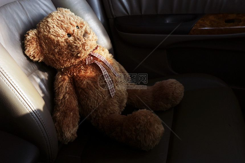 复古的寂寞泰迪熊在我车里感觉快乐爱图片