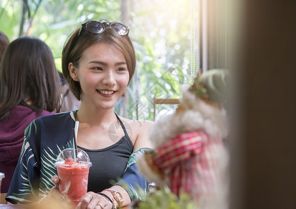 柔软的脸一个美丽亚洲女人坐在咖啡厅里放松的坐着家图片