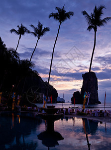 旅行在泰国海滩日落时吃晚饭玻璃海洋图片