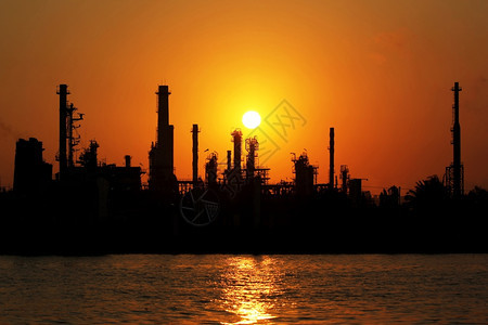 汽油蒸馏美丽的泰国曼谷日出时炼油厂的轮光图图片