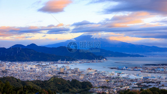 摄影日本静冈省Nihondaira市景和运输港Shimizu湾富士山顶日本清晨时段旅游景观图片