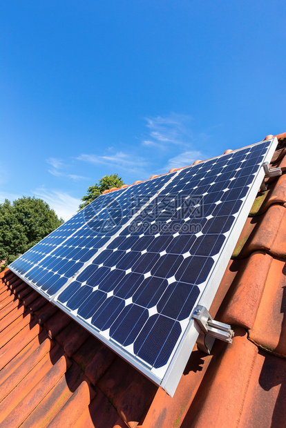 电气自由蓝色的太阳能电池板在屋顶上用天空排成一图片