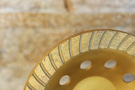 乐器部分钻石碾磨车轮与橙黄色金砂石背景对面的研磨车轮中部分钻石敲磨车轮与橙绿色金砂石墙对面的研磨车轮键分割图片