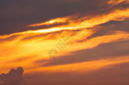 美丽的夕阳金色日落天空夜里有美丽的乌云如橙黄色和黑云自由与宁静的背景自然中美丽和平与精神场景平静的户外戏剧图片