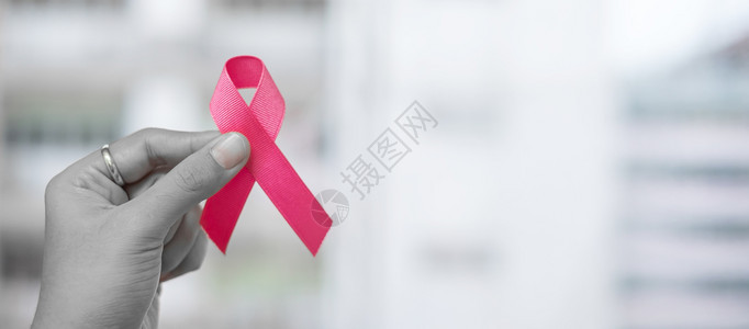 医疗的女孩天10月乳癌意识妇女持有粉丝带以支持人们生活和疾病保健国际妇女节和世界癌症日概念一10月图片