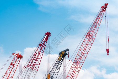 经销权红爬行起重机在建筑工地使用雷轮提升设备租用Craner租赁建造业务的Crane经销商公司RedLawerCraper塔住房图片