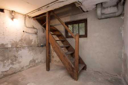 废弃旧工业楼空荡的地下室光线微弱木楼梯黑暗的废弃旧工业楼地下室木梯屋锁家庭图片