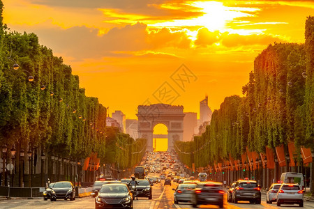 金的法国在巴黎香普伊利赛和金日落绿十字埃利赛和德特龙贝金日落的巴黎交通中度过的夏夜法国旅行建筑学图片