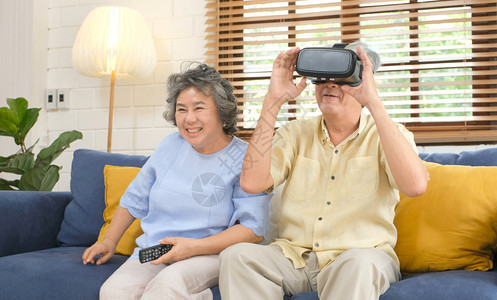 在家体验vr技术的老年夫妇图片