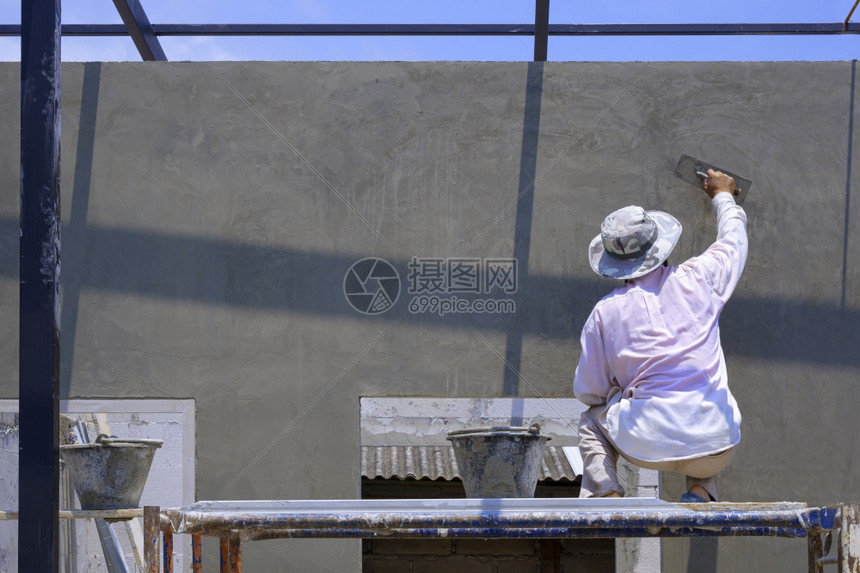 不完整窗户成人亚洲建筑工对在地使用木制铁筋打磨水泥墙木脚架的亚洲建筑工人后侧观图片