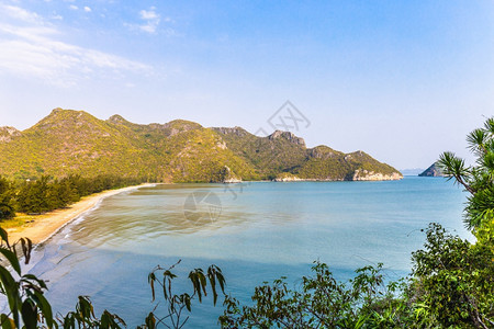 巴蜀PrachuapKhiriKhan泰国观察点的热带岛屿海滩全景具有山和蓝天空背景老的意大利图片