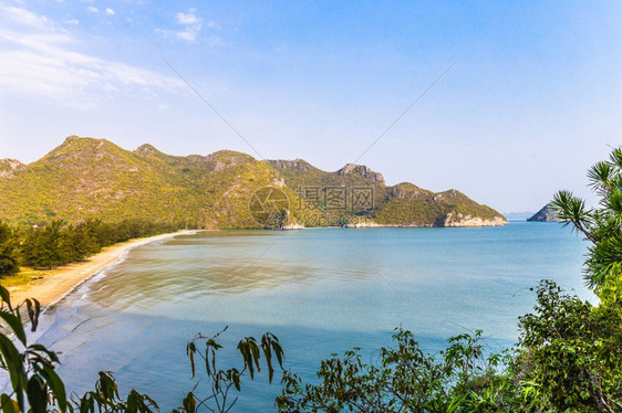 巴蜀PrachuapKhiriKhan泰国观察点的热带岛屿海滩全景具有山和蓝天空背景老的意大利图片