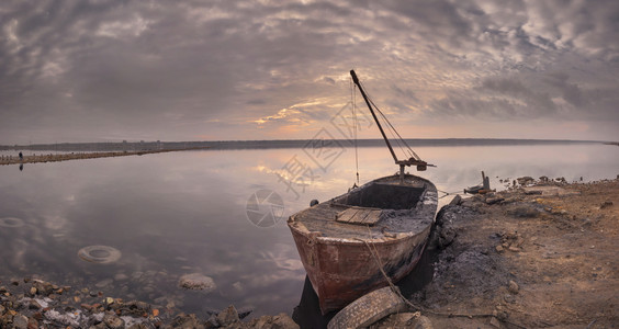 乌克兰敖德萨的Kuyalnik盐湖上的泥罐老船日落时盐湖全景户外黎明变暖图片