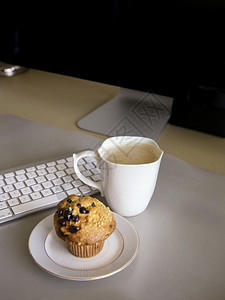 卡布奇诺有关的午餐时间在办公桌咖啡和松饼家图片