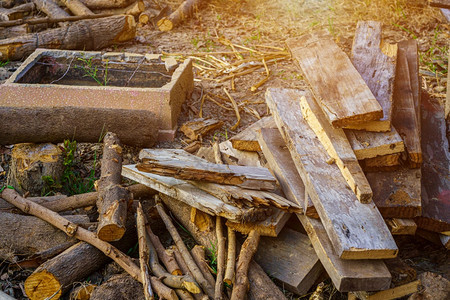 冬季的旧木板和一堆切成碎块的废柴为冬季准备的供暖房屋用木材原硬吠有质感的图片