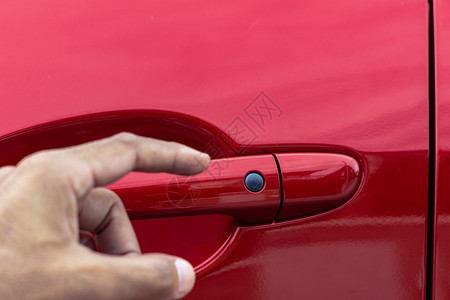 顾客男亚洲子打开红色车门使用智能键盘不灵巧的钥匙对于汽车或交通图像销售量图片