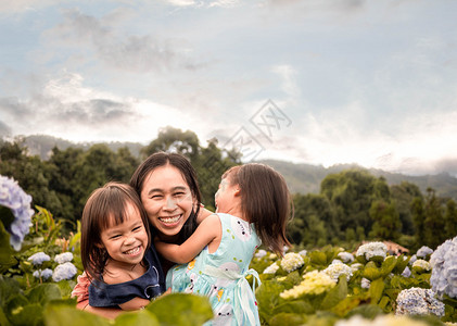 户外游玩的妈妈和孩子们图片