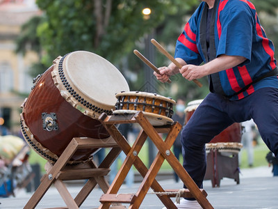 在一场公众外出活动期间玩弄日本音乐传统圆柱的男子表演户外庆典图片