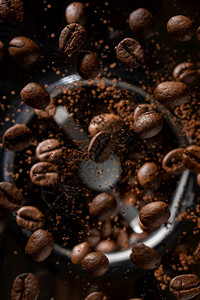 从咖啡研磨机飞来的咖啡粉末图片