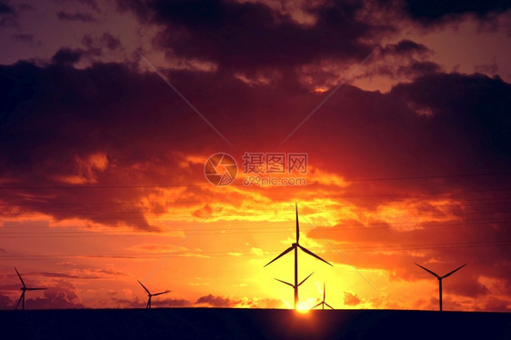 日落余晖下的发电风车图片