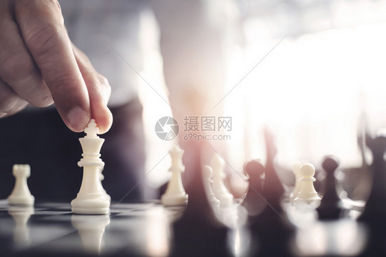 王具有象棋盘游戏策略和竞争的商业管理者领导挑战图片