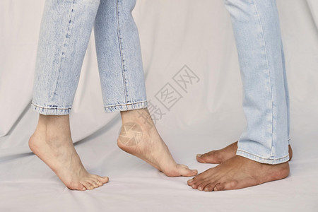 孙子照片高的衬衫白色侧面视图男人女赤脚高分辨率照片侧面视图男人女