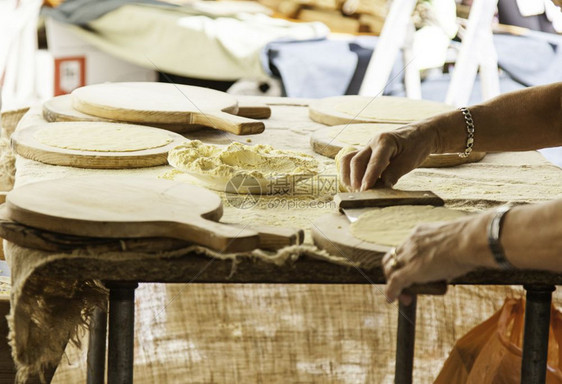 传统面包店的团西班牙人包制作的细节在传统面包店里用粉制成的条食物木板谱图片