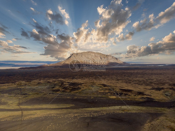 火山冰岛风景与多彩的日落雪荒野图片