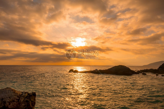 早晨天空中有许多金云阳光照耀着海黎明洛奇岸上有很多金色云太阳海岸线图片