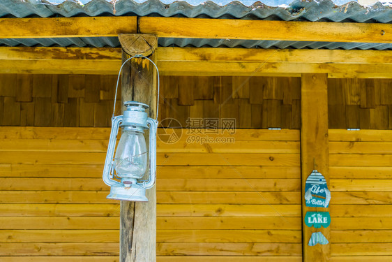 矿工灯笼挂在沙滩小屋图片