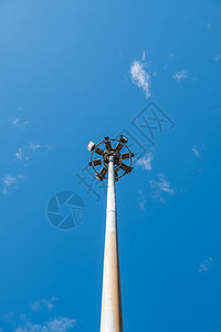 辉光站立在清蓝的天空下挂灯杆用于足球体育场美丽的图片