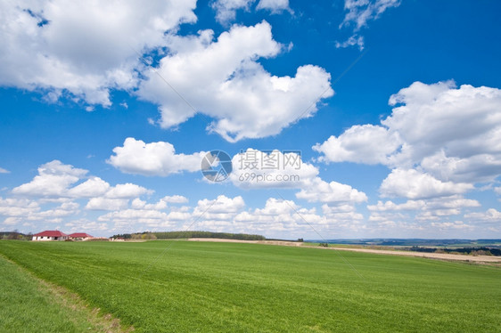 春天的农田景观气云路图片